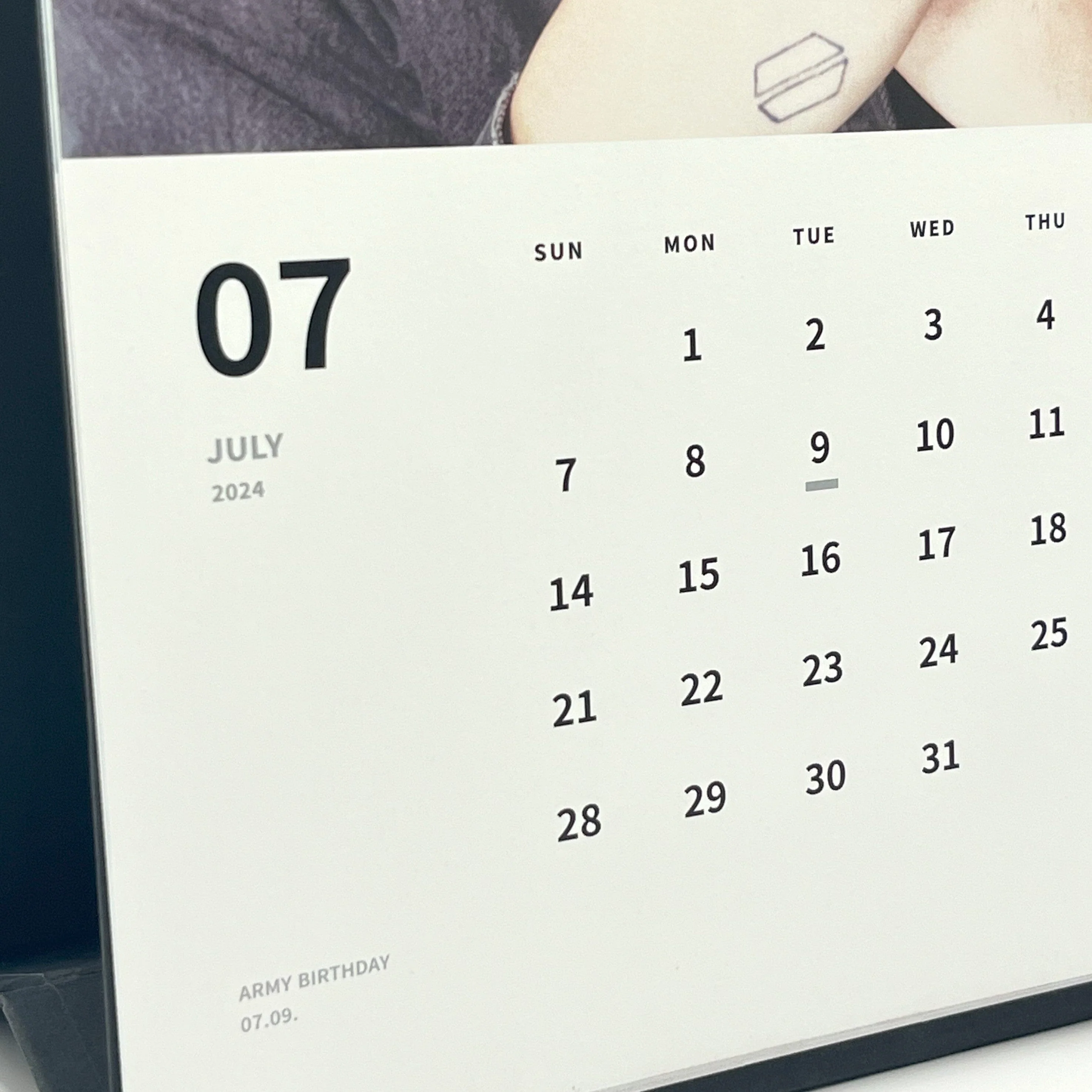 BTS - BEYOND THE STAGE BTS DOCUMENTARY "THE DAY WE MEET" - 2024 Kalender - Image 3